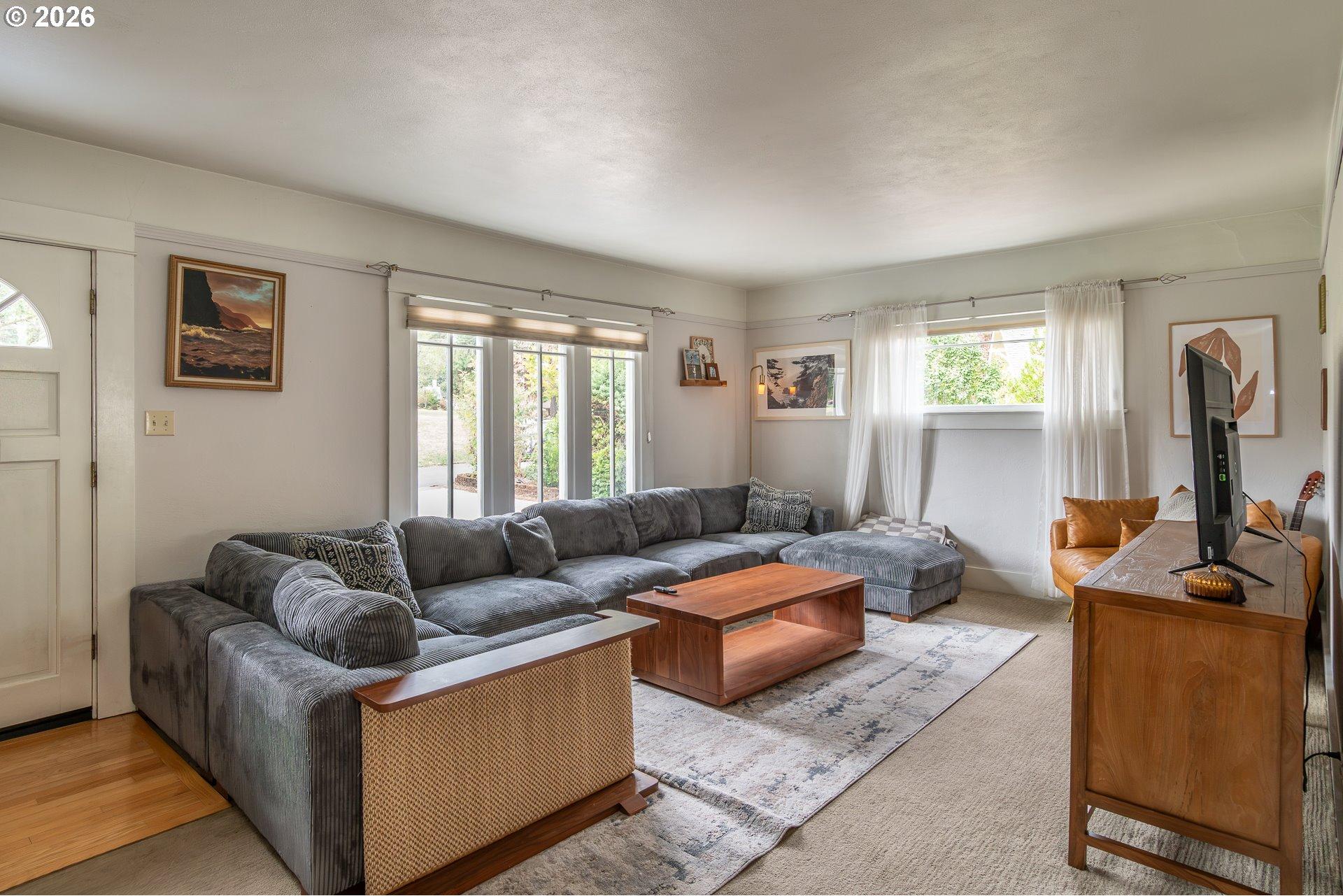 325 West Riverside Drive Roseburg, OR 97470 - Photo 4 of 48 Living Room