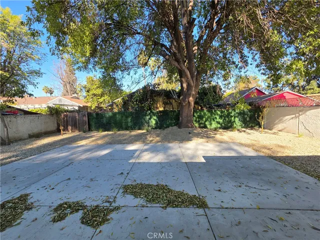 a view of a yard with an trees