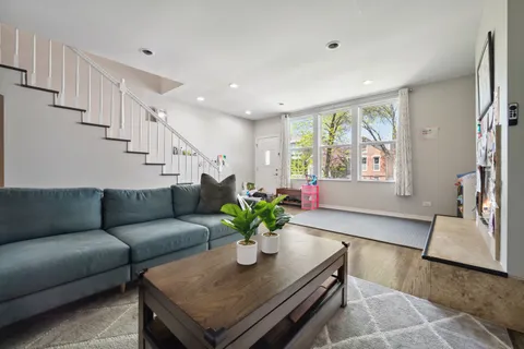 $4,900 | 1923 West Erie Street, Chicago, IL 60622