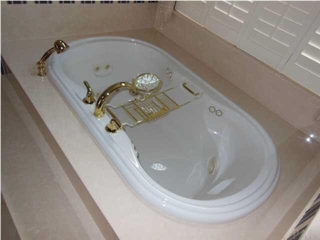 1621 West 9 & Half Mile Road Cantonment, FL 32533 - Photo 13 of 25 The Jacuzzi bath