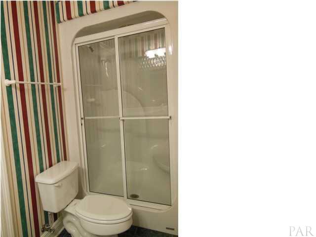 1621 West 9 & Half Mile Road Cantonment, FL 32533 - Photo 17 of 25 Full bath off of the big bonus bedroom