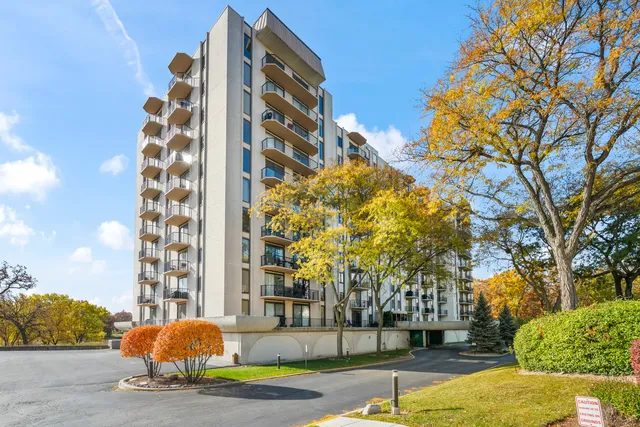 $234,900 | 190 South Wood Dale Road, Unit 704, Wood Dale, IL 60191