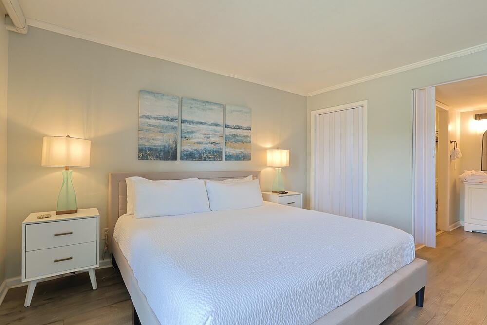 909 Santa Rosa Boulevard, Unit 528 Fort Walton Beach, FL 32548 - Photo 13 of 66 a bedroom with a bed and a night stand