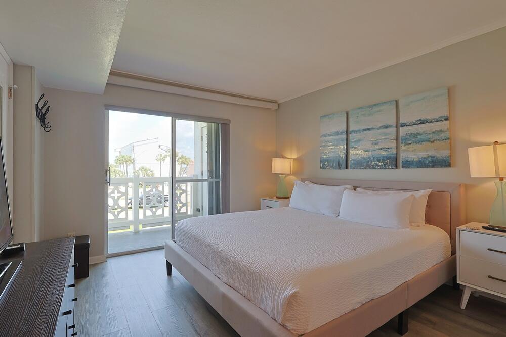 909 Santa Rosa Boulevard, Unit 528 Fort Walton Beach, FL 32548 - Photo 14 of 66 a bedroom with a large bed and a large window