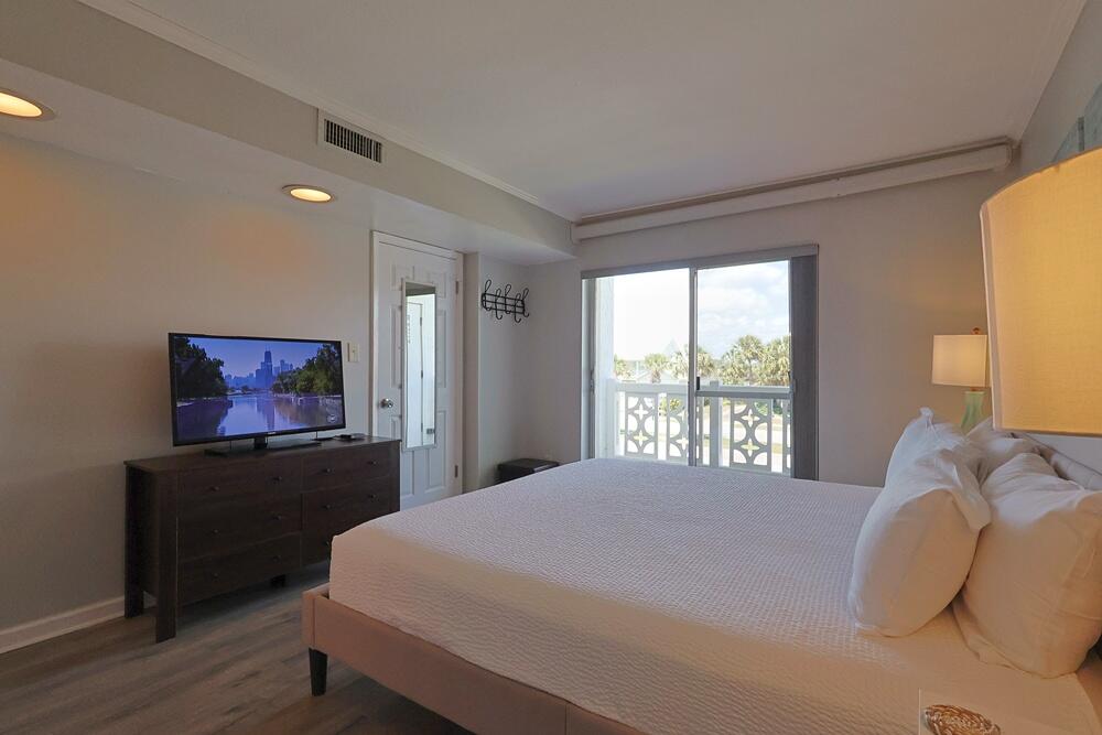 909 Santa Rosa Boulevard, Unit 528 Fort Walton Beach, FL 32548 - Photo 15 of 66 a bedroom with a bed and a window