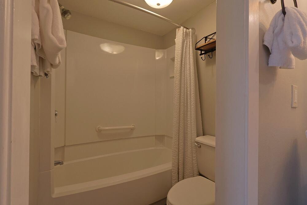909 Santa Rosa Boulevard, Unit 528 Fort Walton Beach, FL 32548 - Photo 18 of 66 a bathroom with a shower a toilet and a tub