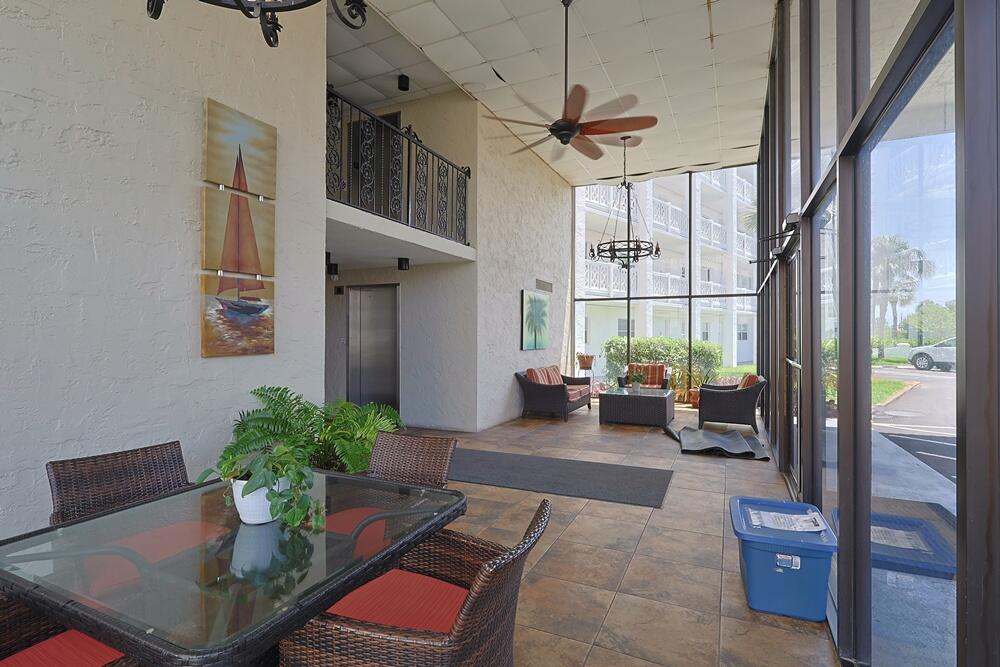 909 Santa Rosa Boulevard, Unit 528 Fort Walton Beach, FL 32548 - Photo 26 of 66 a living room with furniture