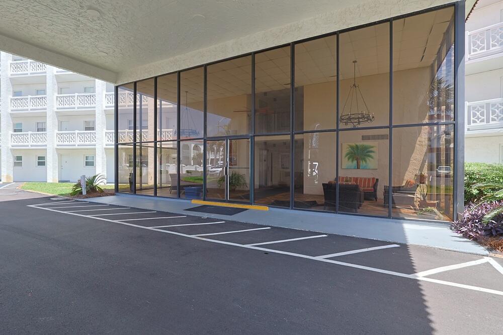 909 Santa Rosa Boulevard, Unit 528 Fort Walton Beach, FL 32548 - Photo 28 of 66 a view of a indoor basketball court