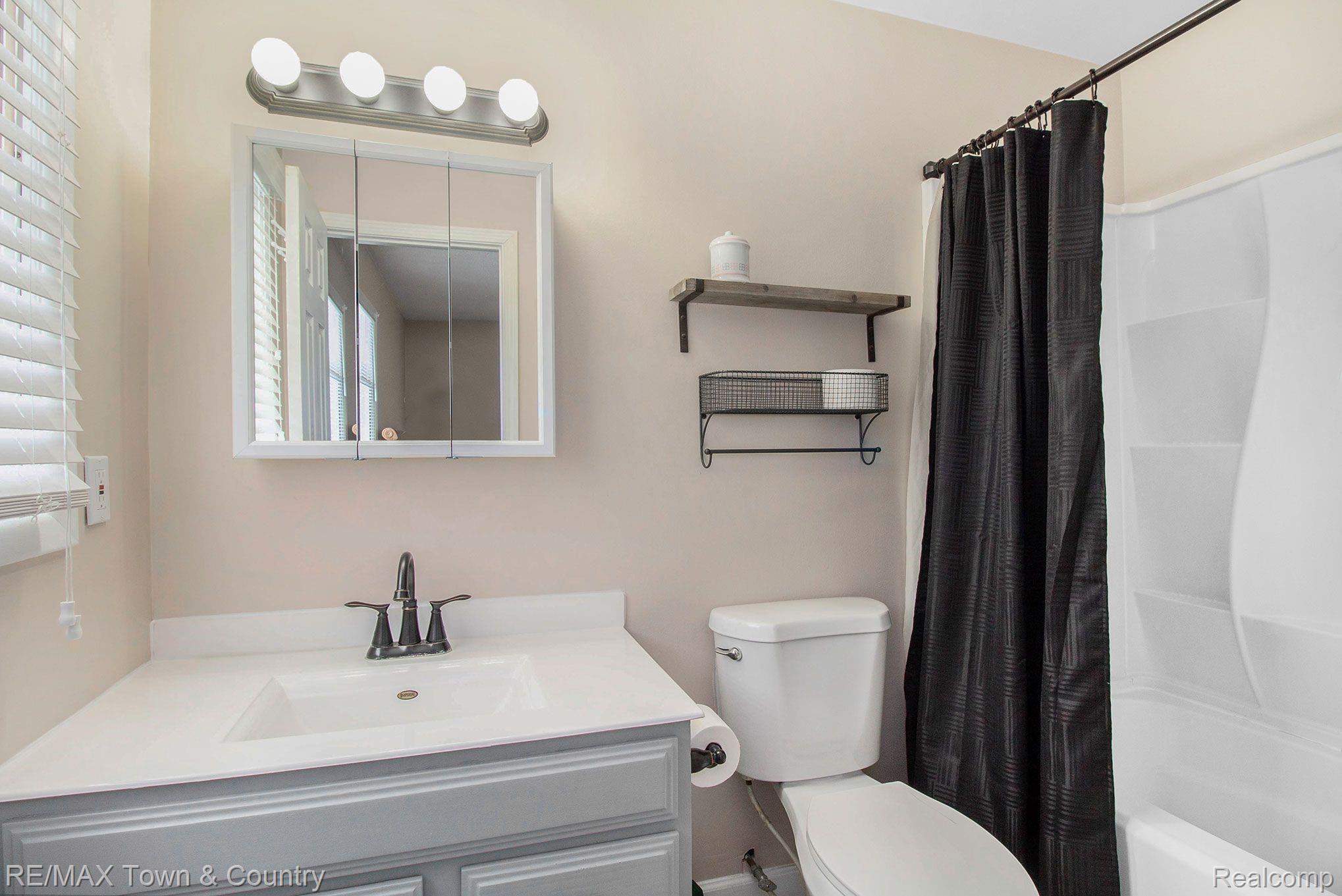 1037 Springview Drive Flushing, MI 48433 - Photo 17 of 24 sv master bath.jpeg