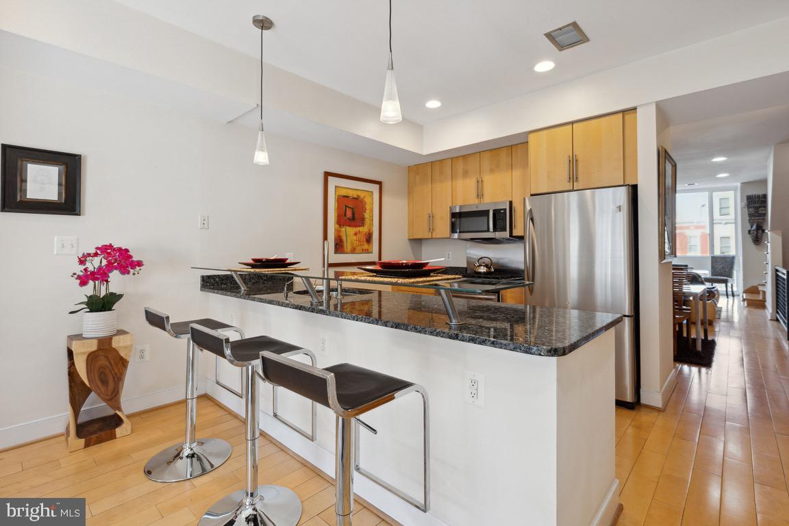 223 R Street Northeast, Unit B Washington, DC 20002 - Photo 12 of 48 Breakfast Bar