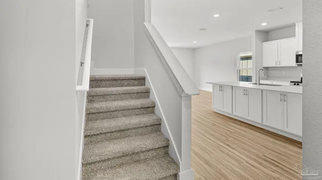 a view of entryway and kitchen