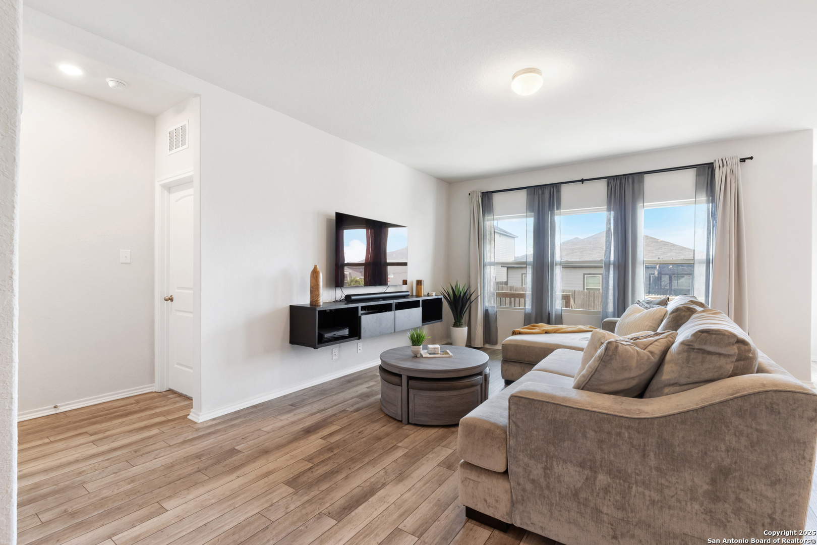 6847 Alaskan Wy. Converse, TX 78109 - Photo 5 of 32 a living room with furniture and a flat screen tv