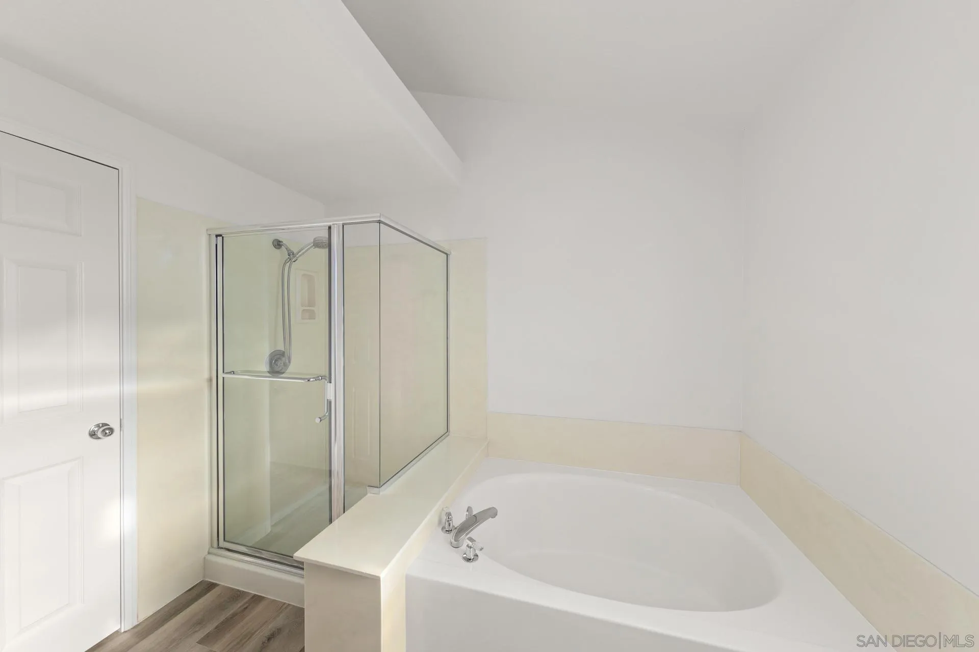 403 Calle Corazon Oceanside, CA 92057 - Photo 33 of 40 a bathroom with a bathtub