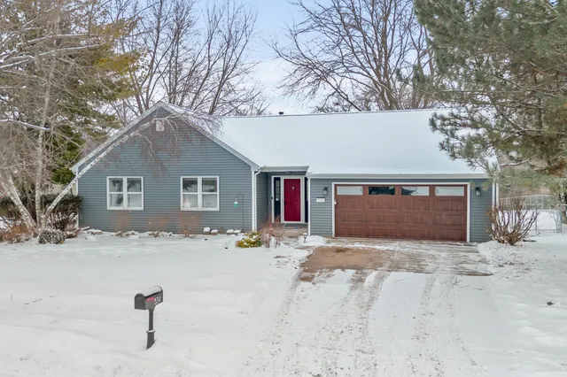 $469,900 | 534 Woodridge Drive, Grafton, WI 53024