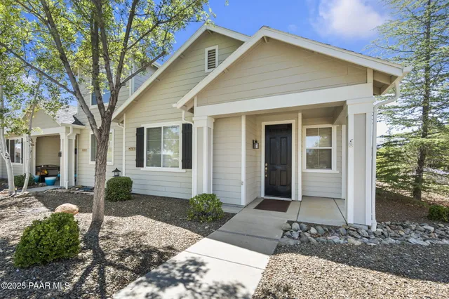 a view of a house with backyard