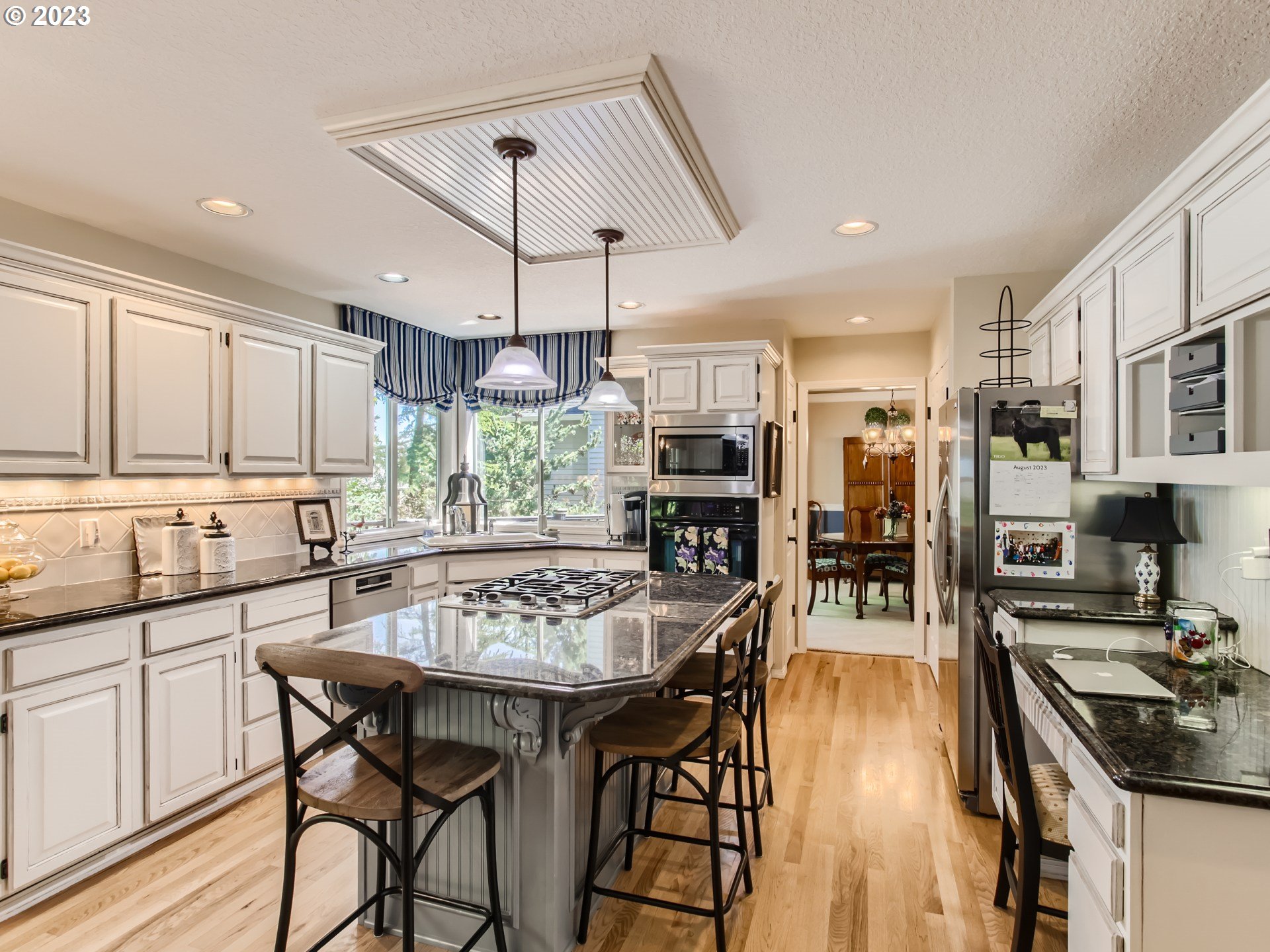 4135 Southwest Comus Street Portland, OR 97219 - Photo 5 of 41 Gallery Image 5