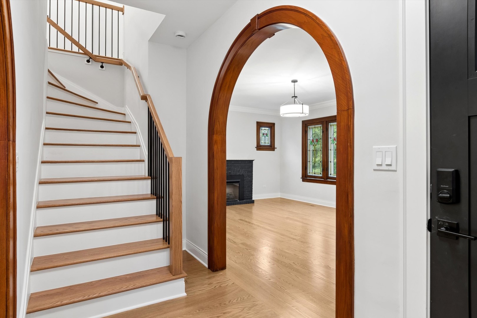 354 Lionel Road Riverside, IL 60546 - Photo 6 of 38 Gallery Image 6