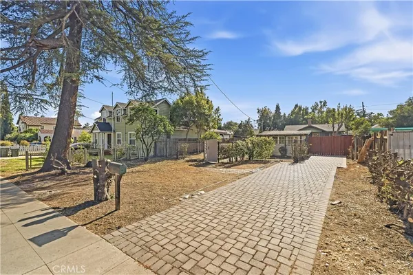 $998,000 | 165 South Meridith Avenue, Pasadena, CA 91106
