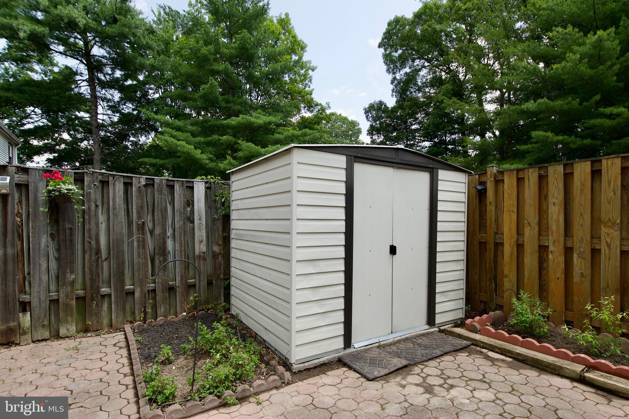 7726 Matisse Way Springfield, VA 22153 - Photo 32 of 34 a backyard of a house with lots of green space