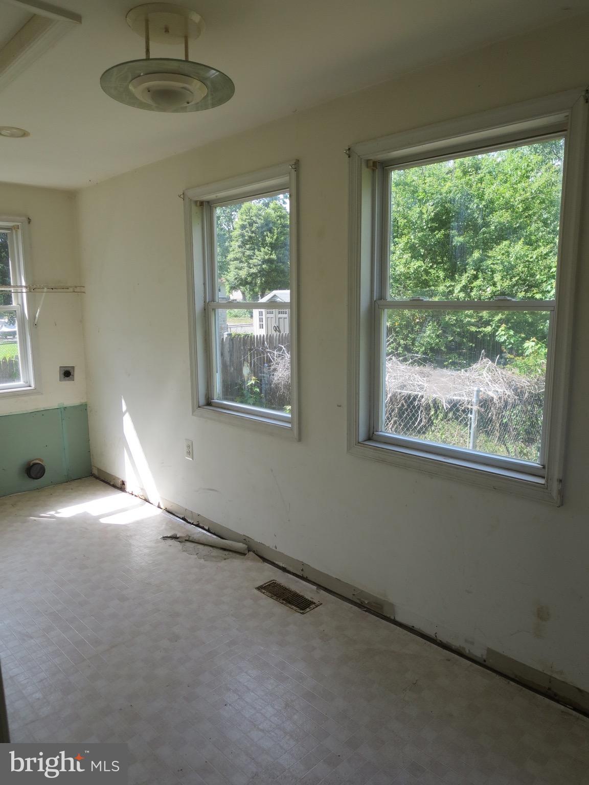 389 Riverside Drive Pasadena, MD 21122 - Photo 10 of 13 Interior (General)