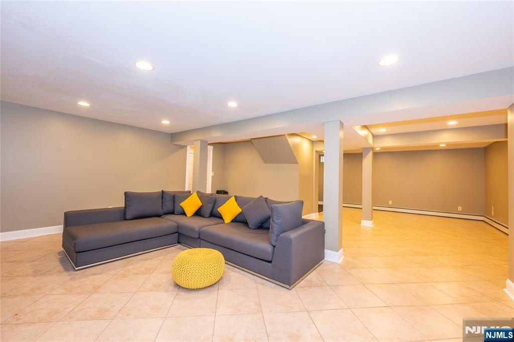 12 Rene Court Wayne, NJ 07470 - Photo 23 of 33
