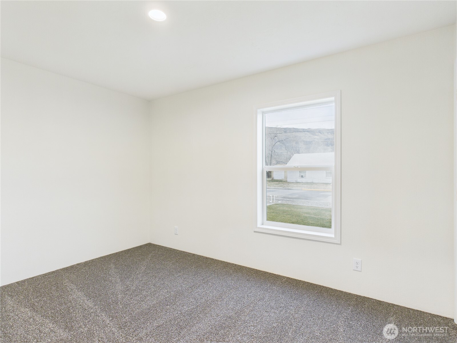 401 2nd Street Southwest Rock Island, WA 98850 - Photo 8 of 12 an empty room with a window