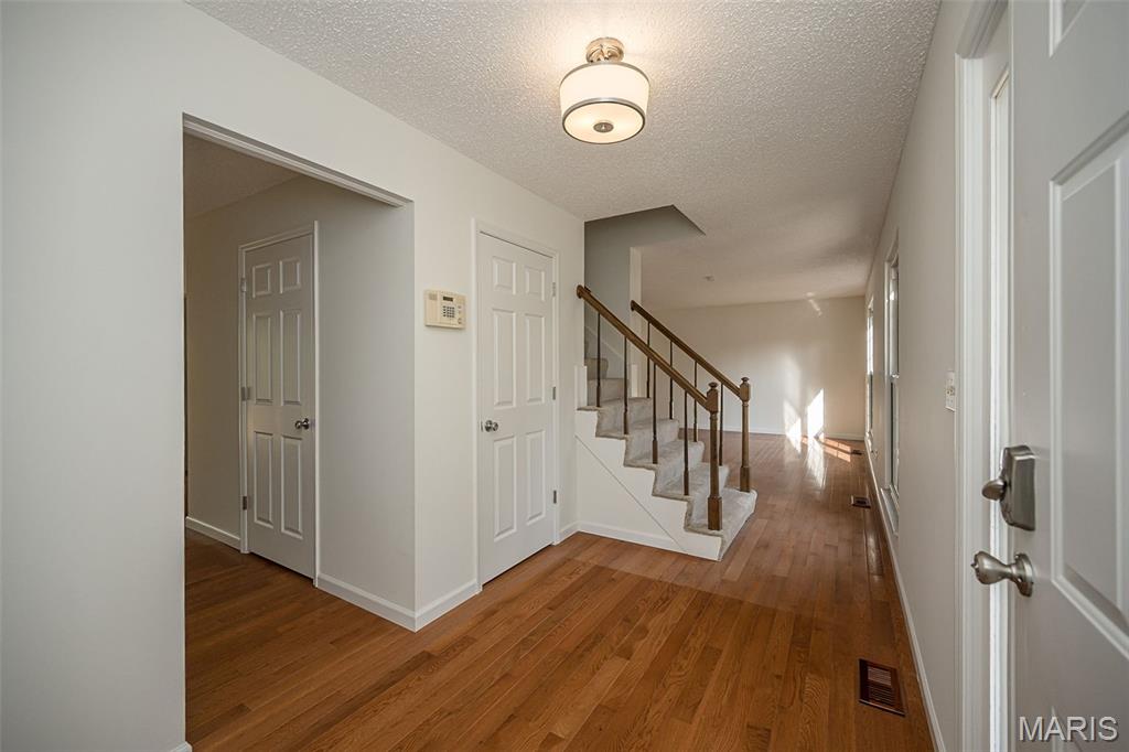 1226 Dunloe Road Ballwin, MO 63021 - Photo 5 of 45