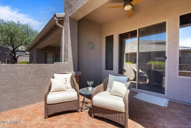 a view of a livingroom with a ceiling fan