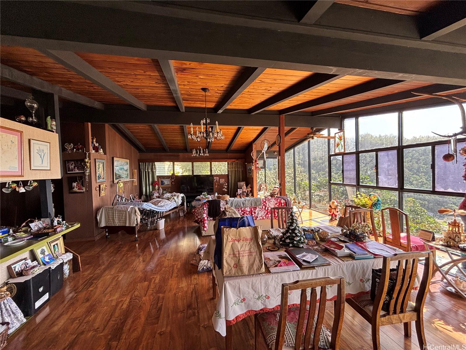 2841 Pacific Heights Road Honolulu, HI 96813 - Photo 11 of 19 a view of a bar restaurant