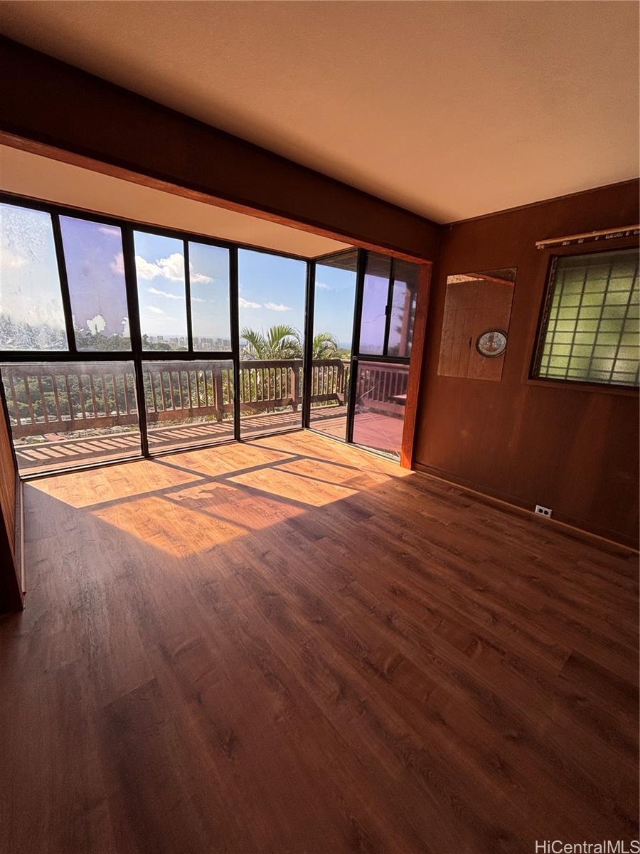 2841 Pacific Heights Road Honolulu, HI 96813 - Photo 13 of 19 wooden floor with a balcony