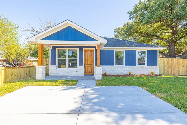 a view of a house with swimming pool and a yard