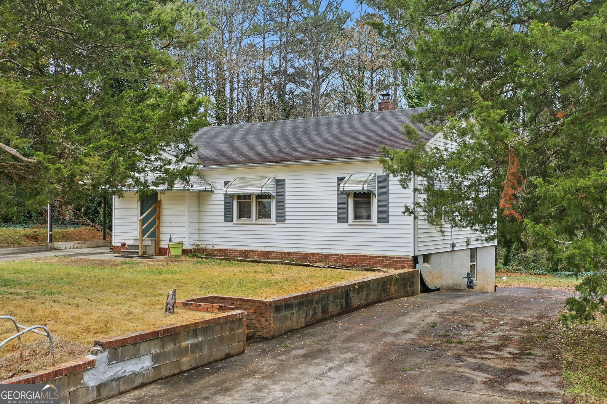 a view of a house with swimming pool and a yard