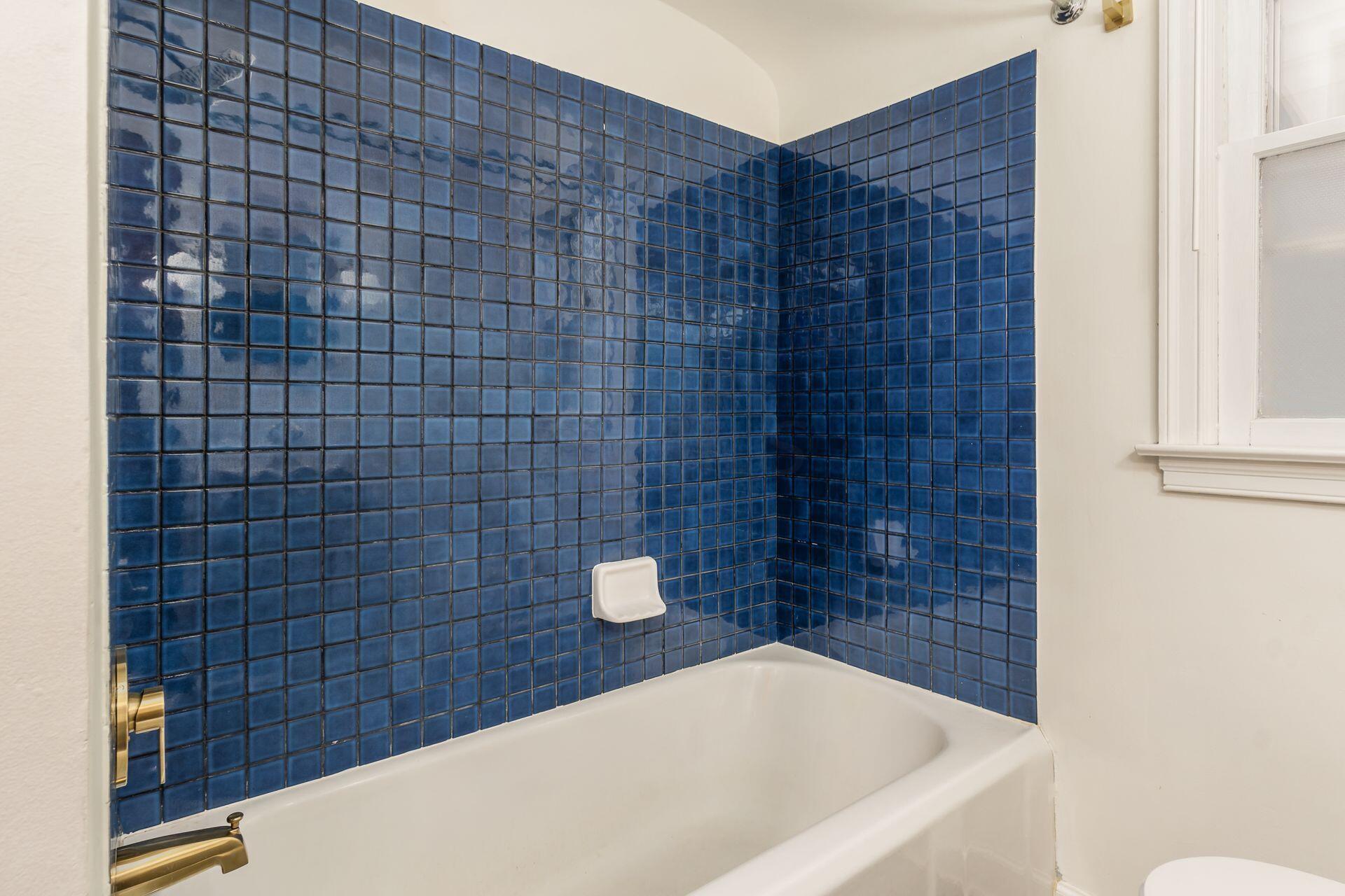 581 South Roys Avenue Columbus, OH 43204 - Photo 25 of 33 Full Bath