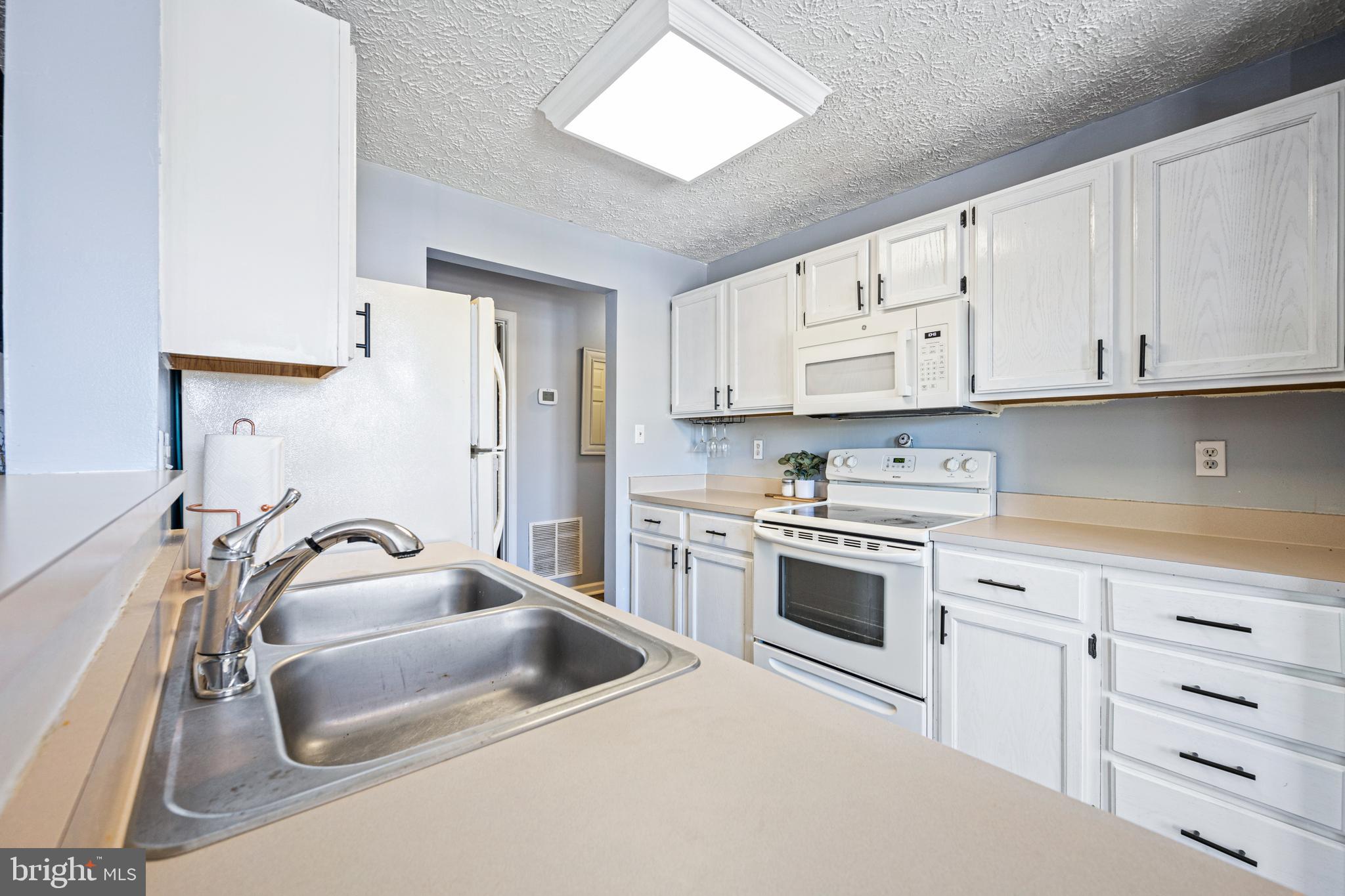 702 Orchard Overlook, Unit 204 Odenton, MD 21113 - Photo 10 of 26 Kitchen