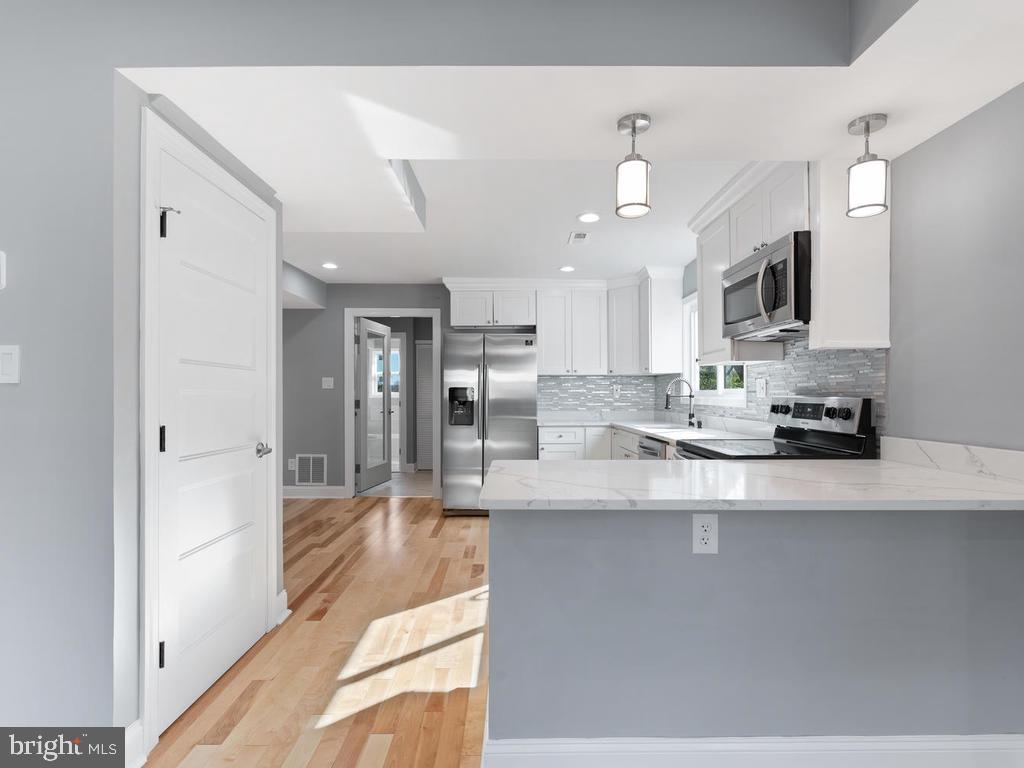 5237 Karl Place Northeast Washington, DC 20019 - Photo 11 of 44 Beautiful kitchen with breakfast bar
