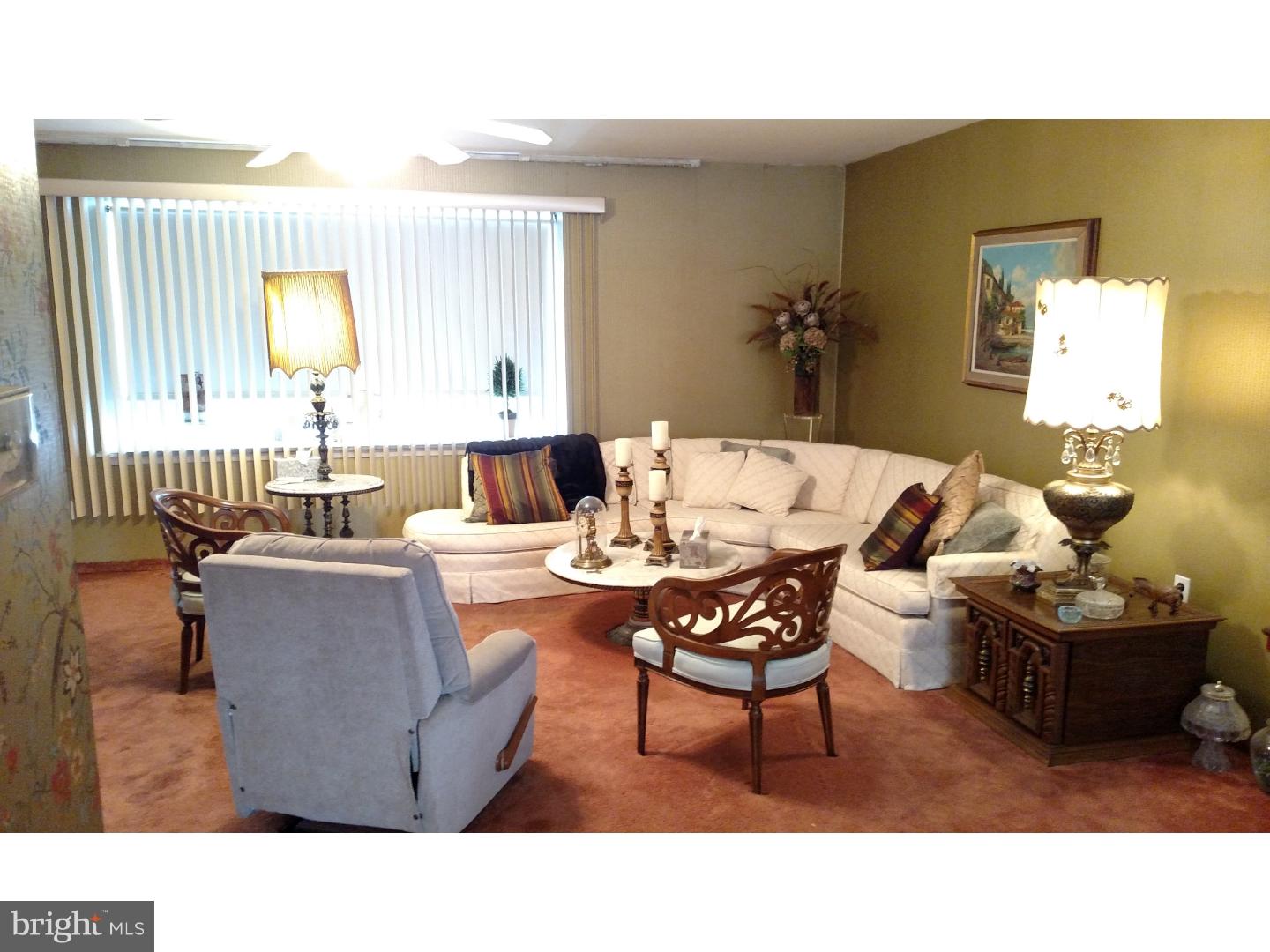 479 Pinewood Road Philadelphia, PA 19116 - Photo 8 of 21 Living Room