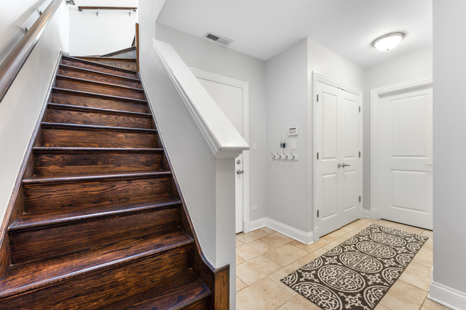 2060 North Stave Street, Unit 9 Chicago, IL 60647 - Photo 27 of 31 a view of an entryway