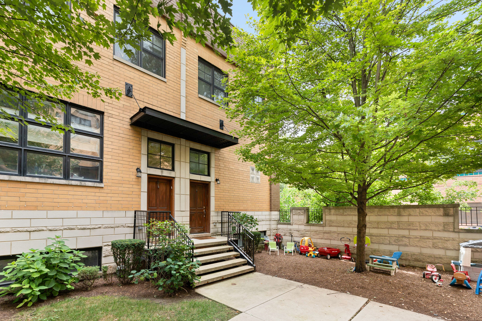 2060 North Stave Street, Unit 9 Chicago, IL 60647 - Photo 30 of 31 front view of a house with a tree