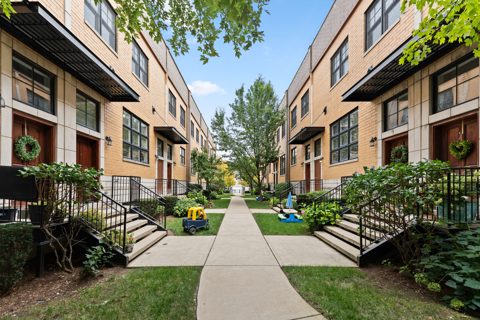 2060 North Stave Street, Unit 9 Chicago, IL 60647 - Photo 31 of 31 a view of a pathway with a house
