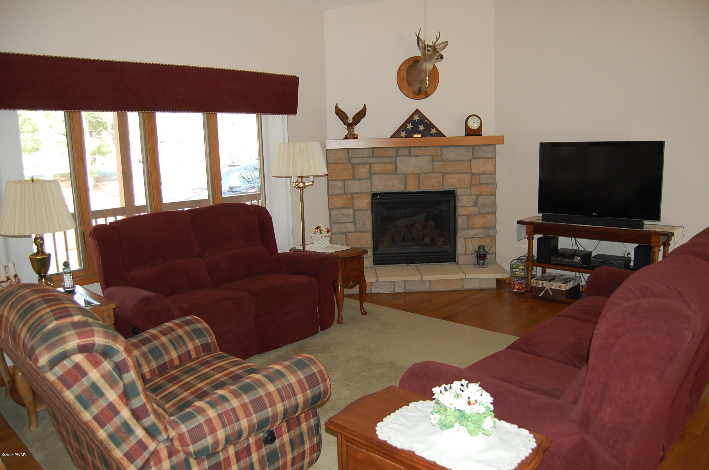 508 Maple Ridge Drive Hawley, PA 18428 - Photo 4 of 20 Living room