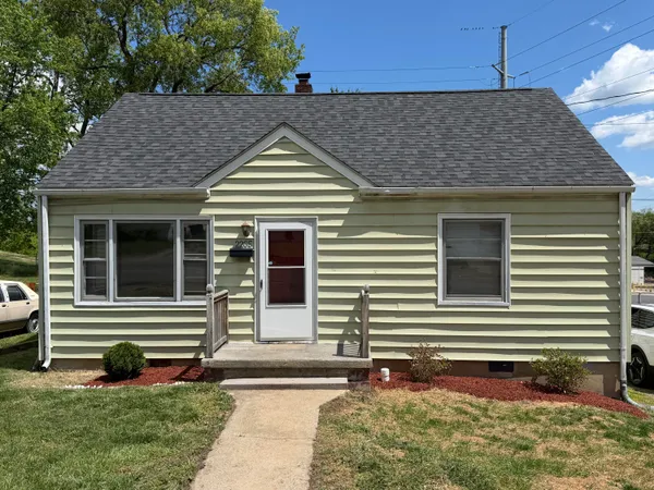 $1,300 | 2205 Plantation Road Northeast, Roanoke, VA 24012