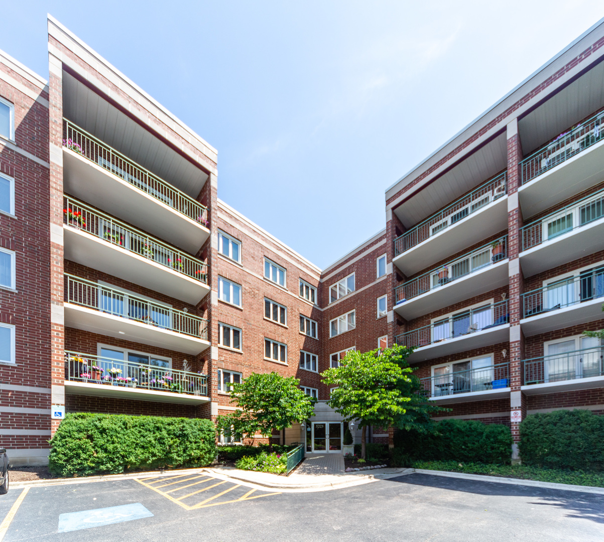 5225 North Riversedge Terrace, Unit 413 Chicago, IL 60630 - Photo 3 of 31