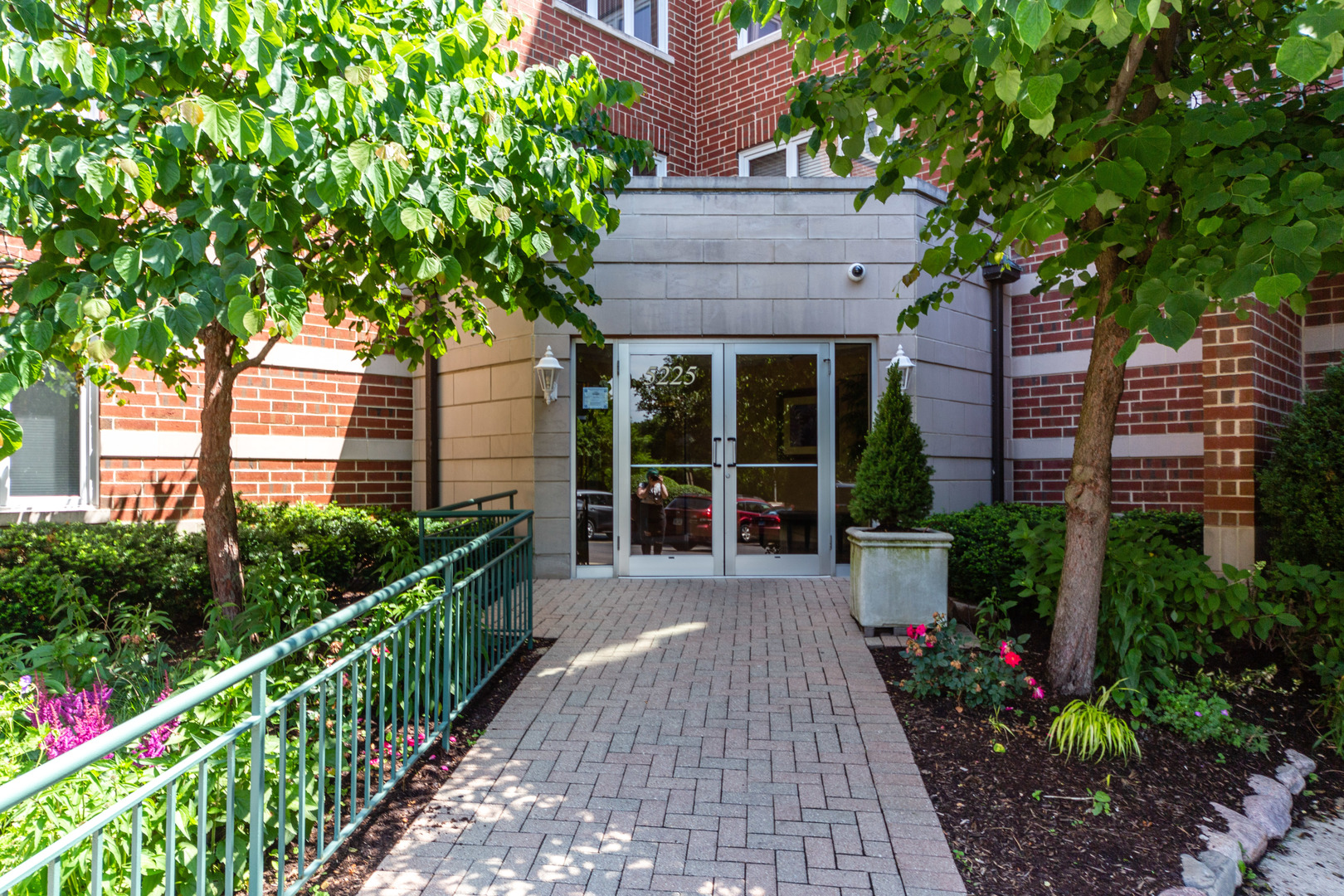 5225 North Riversedge Terrace, Unit 413 Chicago, IL 60630 - Photo 4 of 31