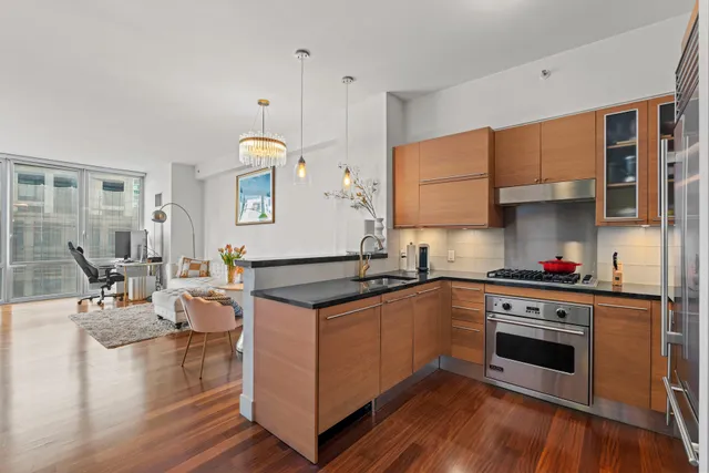$1,290,000 | 10 West End Avenue, Unit 5D | Upper West Side