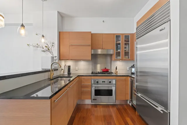 $1,290,000 | 10 West End Avenue, Unit 5D | Upper West Side