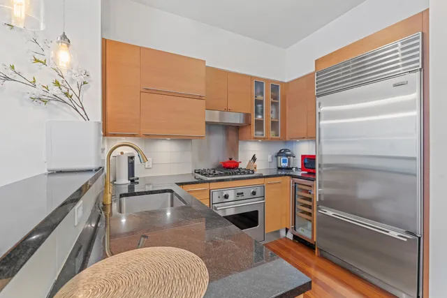 $1,290,000 | 10 West End Avenue, Unit 5D | Upper West Side