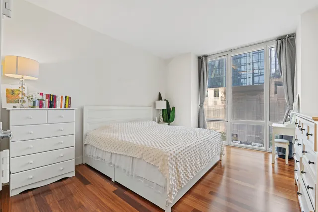 $1,290,000 | 10 West End Avenue, Unit 5D | Upper West Side