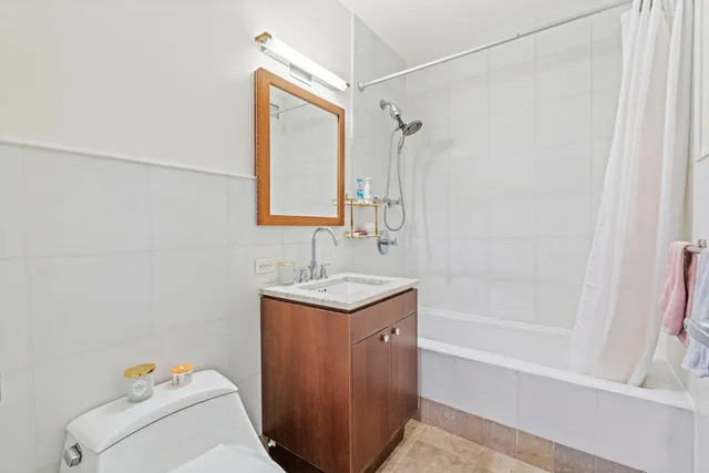 $1,290,000 | 10 West End Avenue, Unit 5D | Upper West Side