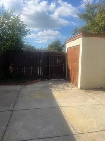 a view of a backyard