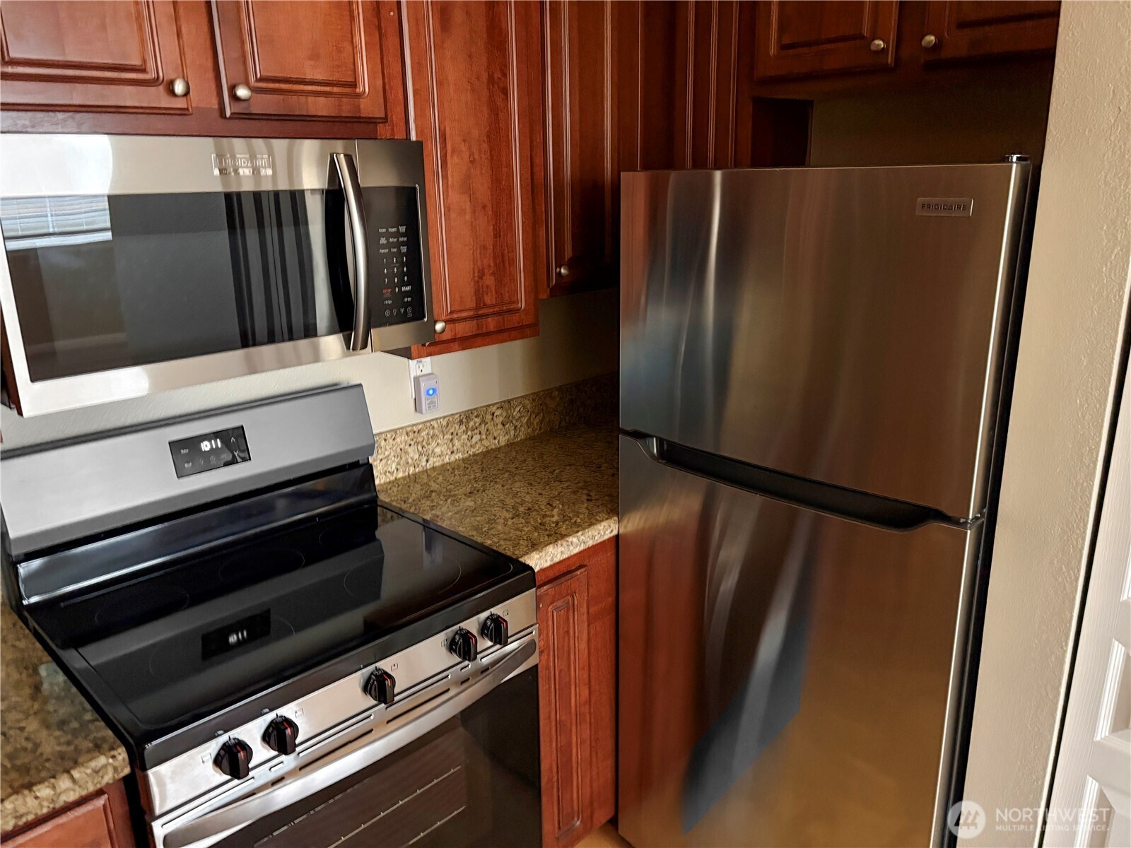 225 Logan Avenue South, Unit 111 Renton, WA 98057 - Photo 11 of 33 a view of a stove top oven